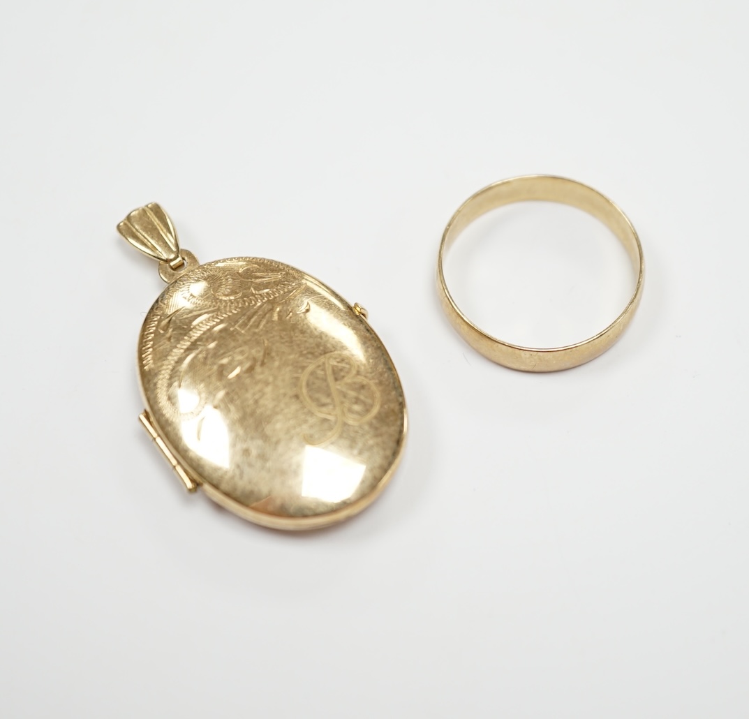 A 9ct gold wedding band and a modern 9ct gold oval locket